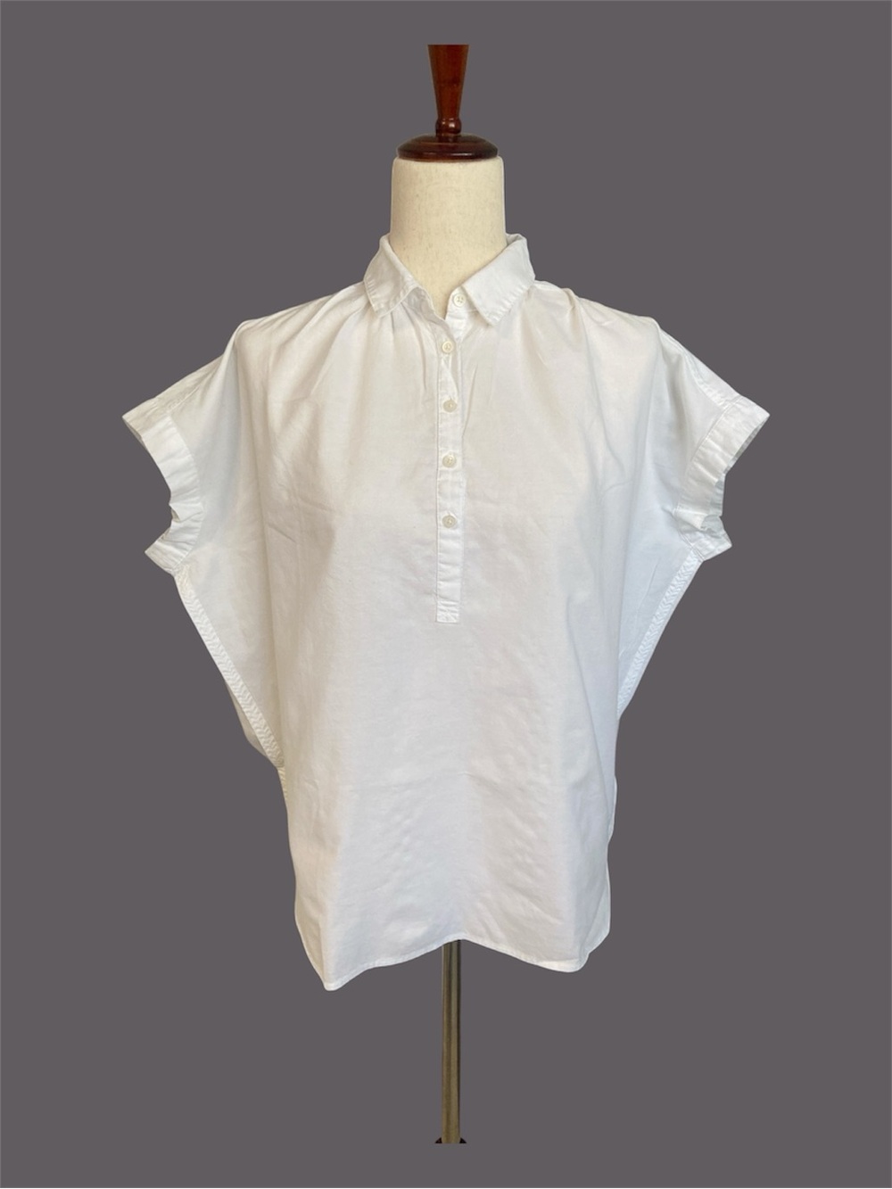 Madewell Women’s white popover shirt,"Collared partial button-down EUC